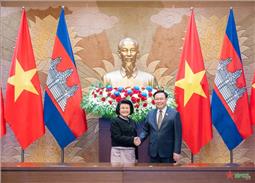 Chủ tịch Quốc hội Vương Đình Huệ hội đàm với Chủ tịch Quốc hội Campuchia Samdech Khuon Sudary